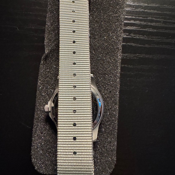 Quartz Silver and Black Watch - Picture 5 of 6